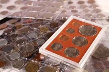 Monety w plastikowych arkuszach z przegródkami i w slabie﻿